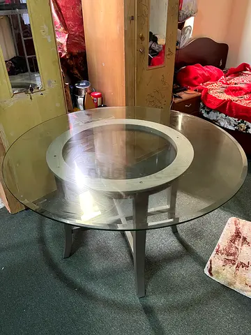 Modern Round Glass Dining Table.price noegotiable. brand new price is 1340