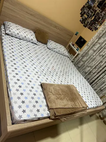 King size bed with mattress -Good condition-fixed price 200 dhs