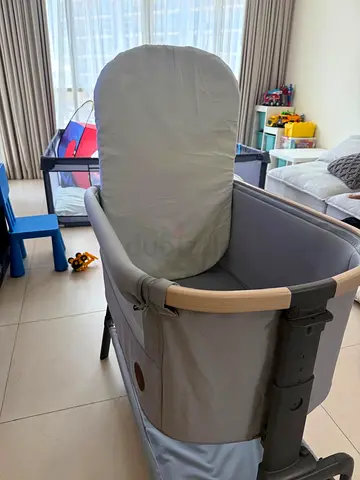 Maxi Cosi Comfortable and Practical Baby Bassinet and mattress for Sale