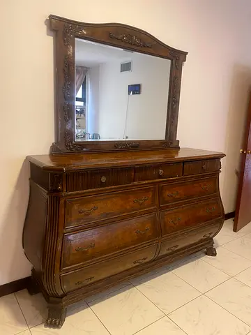 Dresser with 9 drawers