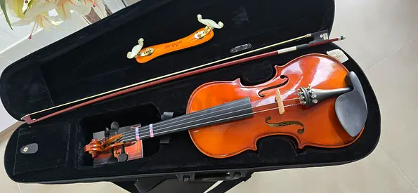 High Quality Violin with Case, Bow and shoulder rest for Sale