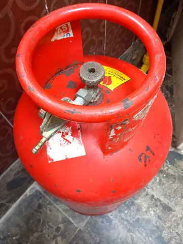 Sharjah  Ajman Medium 22kg Gas Cylinder with regulator and pipe  Excellent Condition Only AED 300/-