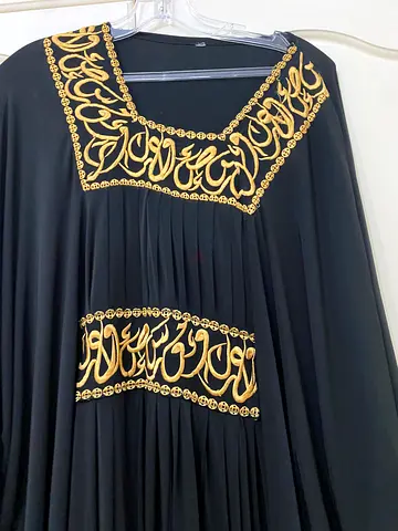 عباءة نسائية بتطريزات إسلامية