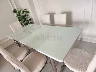 Elegant extendable Glass Dining Table with Comfortable Chairs