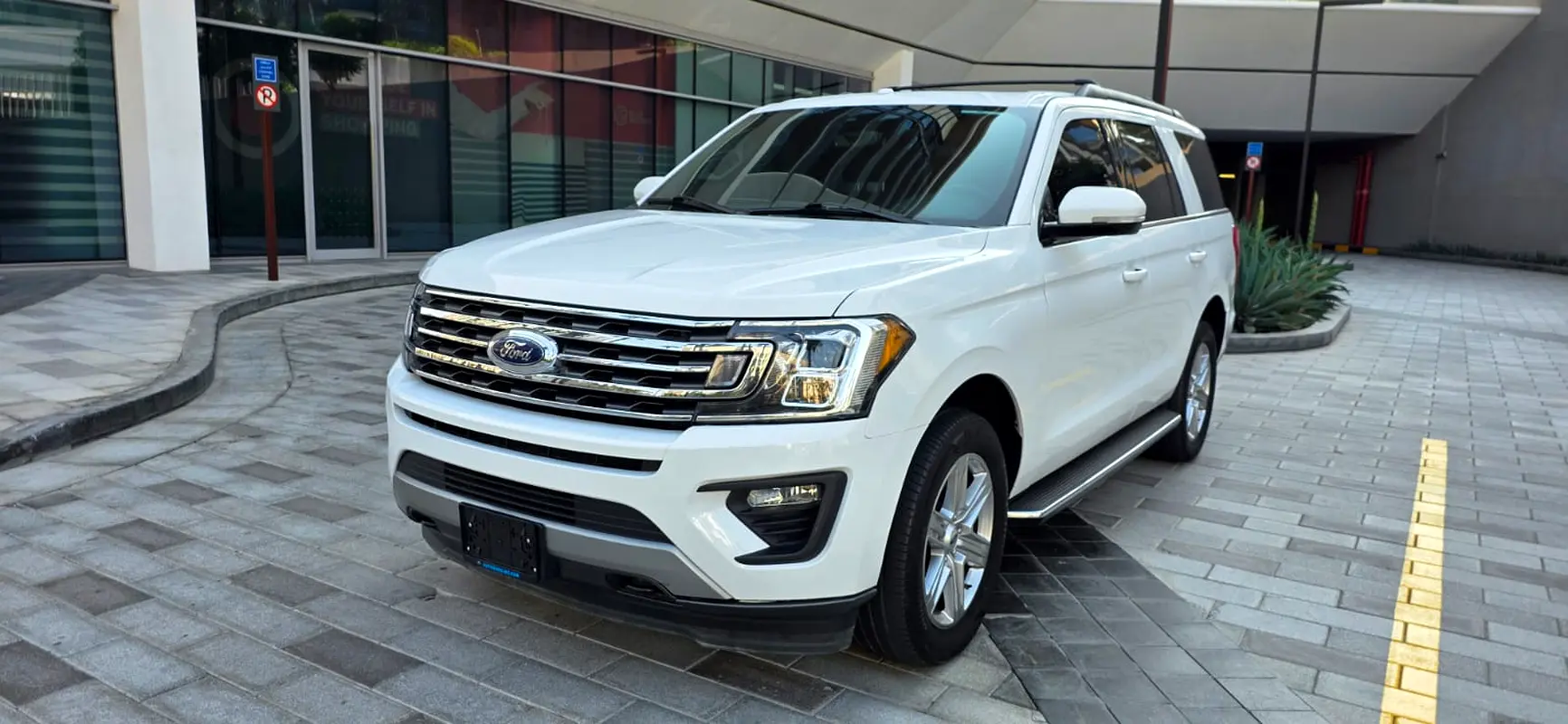 Ford Expedition 2021 — photo 1 of 17