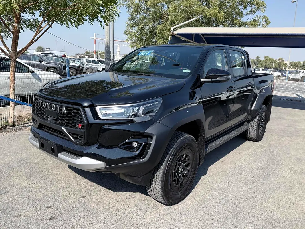 Toyota Hilux 2025 — photo 1 of 14