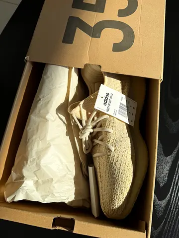 Yeezy boost 350 v2 (Rare Color)