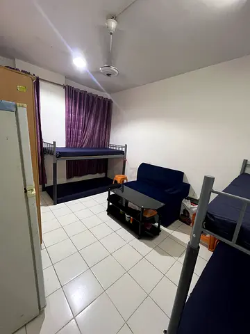 Fully furnished bed space or room for males available