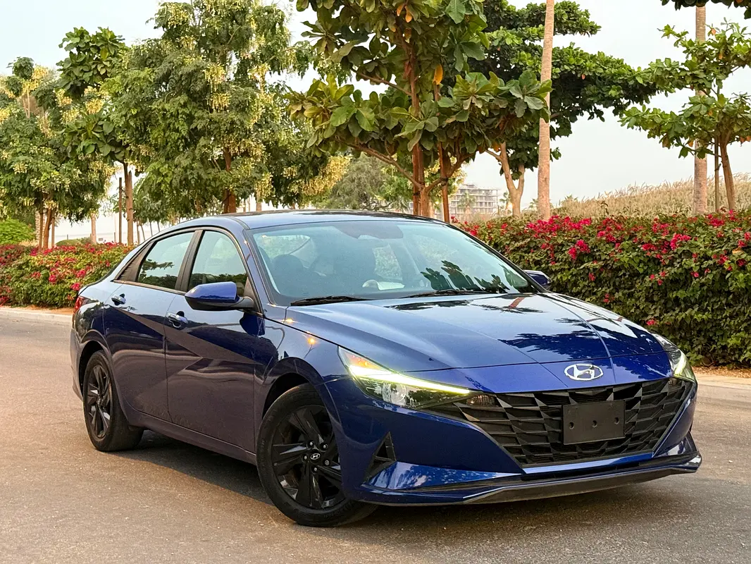 Hyundai Elantra 2023 — photo 1 of 13
