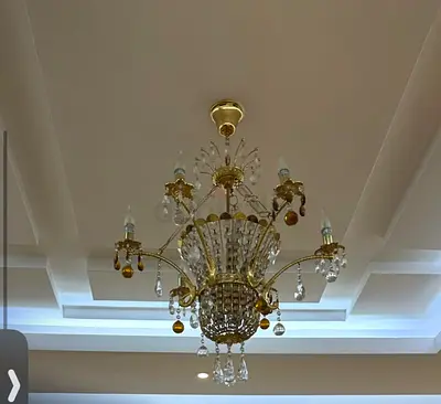 ثريا تعلق بالسقف