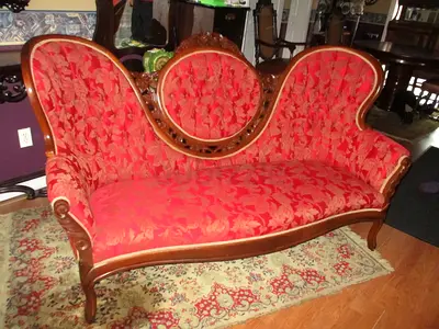 locket dinner sofa