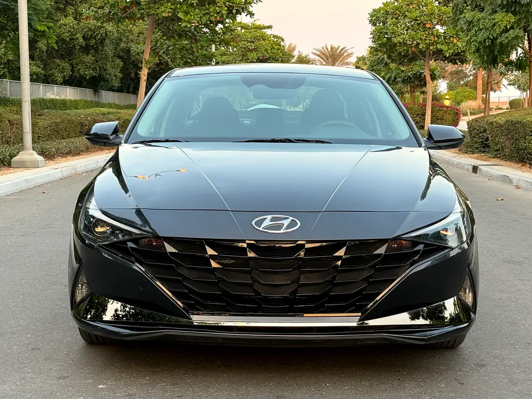 Hyundai Elantra 2021 — photo 1 of 14