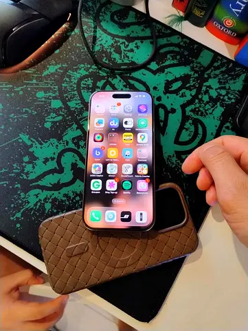 iPhone 16 pro 256gb full box  has tiny light in the screen the rest all clean