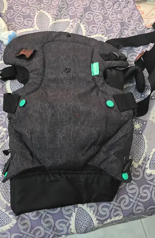 Baby carrier infantino.