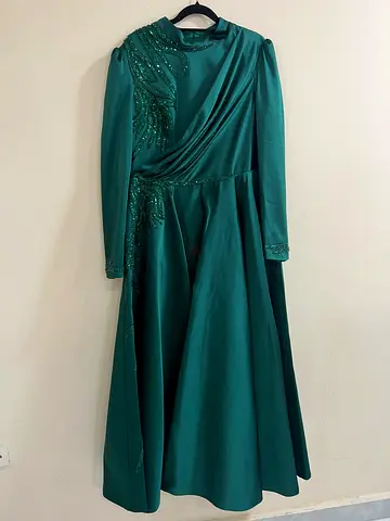 Elegant Emerald Green Evening Dress