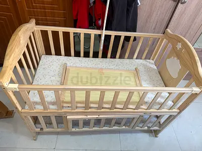 Beautiful Wooden Crib with Mattress - Perfect for Your Baby