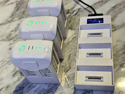 DJI PHANTOM 4 PRO BATTERIES AND CHARGING HUB