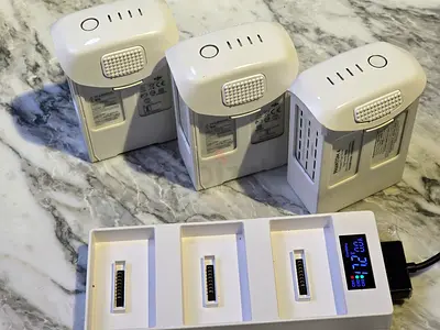 DJI PHANTOM 4 PRO BATTERIES AND CHARGING HUB