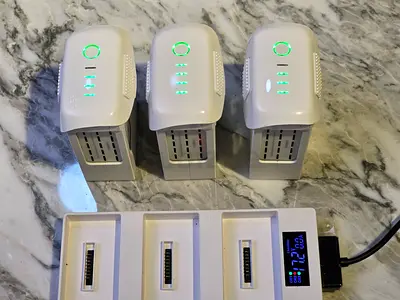 DJI PHANTOM 4 PRO BATTERIES AND CHARGING HUB