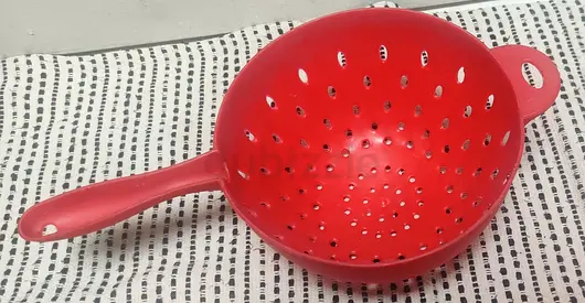 Plastic colander