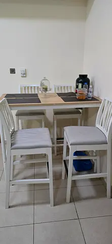 4 seater dinning table perfect confition
