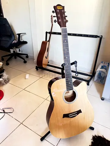 Beautiful Acoustic Guitar in Excellent Condition