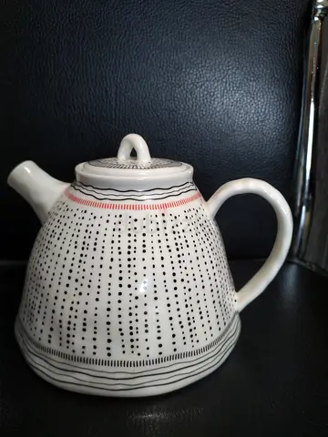 Ceramic kettle for only 15dhs