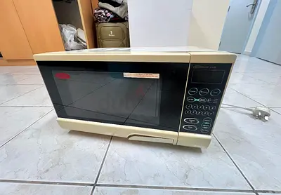 BLACKDECKER 30L Microwave for Urgent Sale