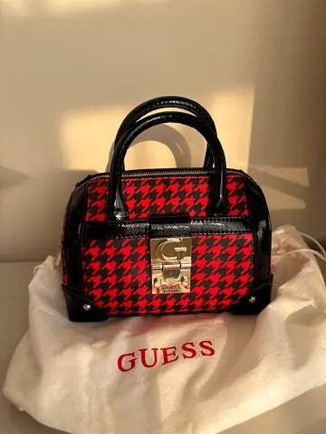 NEVER WORN/USED AMAZING GUESS BAG WITH ORIGINAL PACKAGING AND DUST BAG