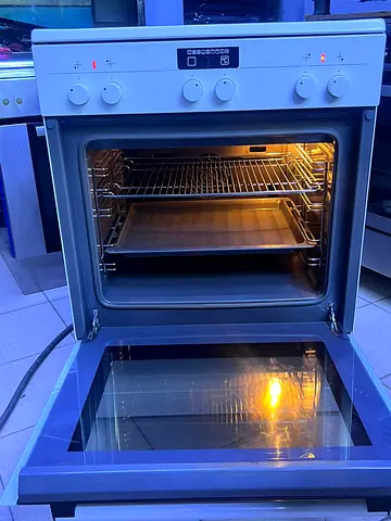 Siemens 4-Burner Electric Cooker – Powerful, Stylish, Reliable
