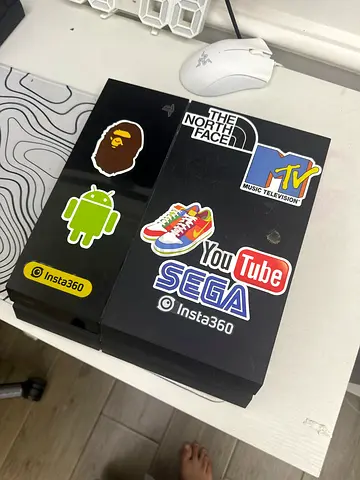 سوني 4 عادي نضيف مايباله شي إلا تنزل فيه تحديث ب فلاشه حتى أسلاكها موجود