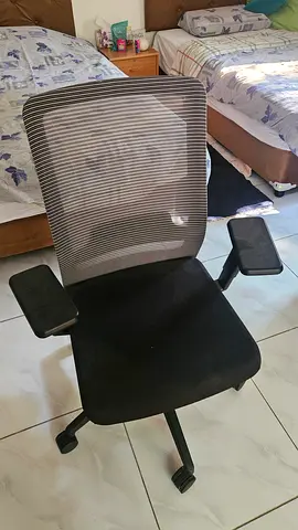 Desk chair with wheels