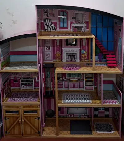 Doll house in excellent condition
