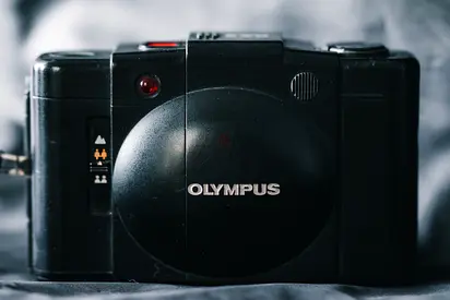 Olympus XA2 35mm zone focusing film camera in working order