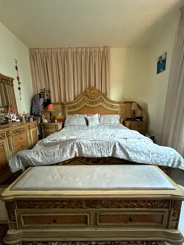 Elegant Bedroom Furniture Set with Stylish Design