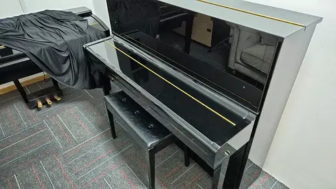 Original Yamaha MC301 in Elegant Black, Upright