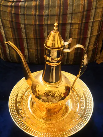 أبريق ماء مع صينية غسيل