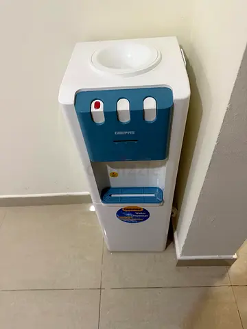 GEEPAS Water Dispenser - Efficient and Compact!