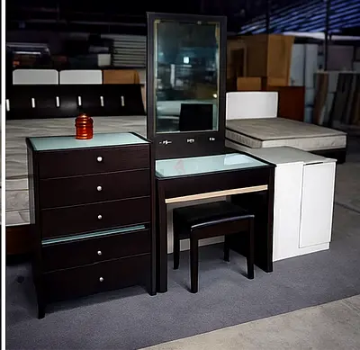 Modern Bedroom Furniture Set with Dresser and Nightstand