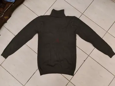 Dark green turtle neck sweater (pick up from location, no couriers or 3rd party, to avoid scams)