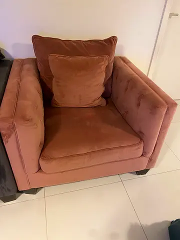 Single sofa pink color in a very good condition