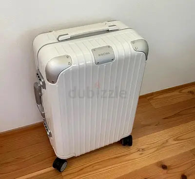 Suitcase essential carry on