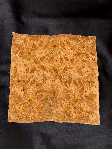 قطعة حريرية نادرة من محتويات الروضة الشريفة من 250 عام