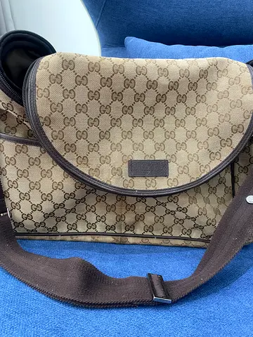 (GUCCI) Authentic Designer Messenger Bag- In Good Condition