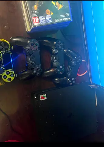 Ps4 slim 500 gb clean ps4 Controllers need repair With 10 cds