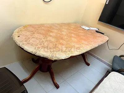 Sturdy and Stylish oval Dining Table for Sale