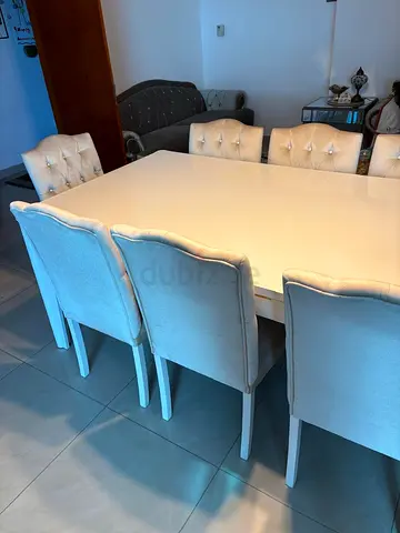 Elegant White Dining Table with Plush Chairs