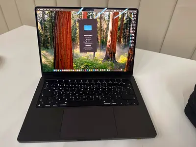 Macbook Pro M4 256 GB and 16 GB Ram