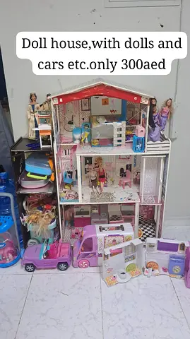 Kid doll house with lots of dolls for sale