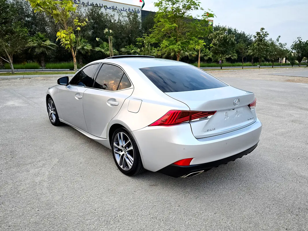 Lexus IS-Series 2018 — photo 1 of 20